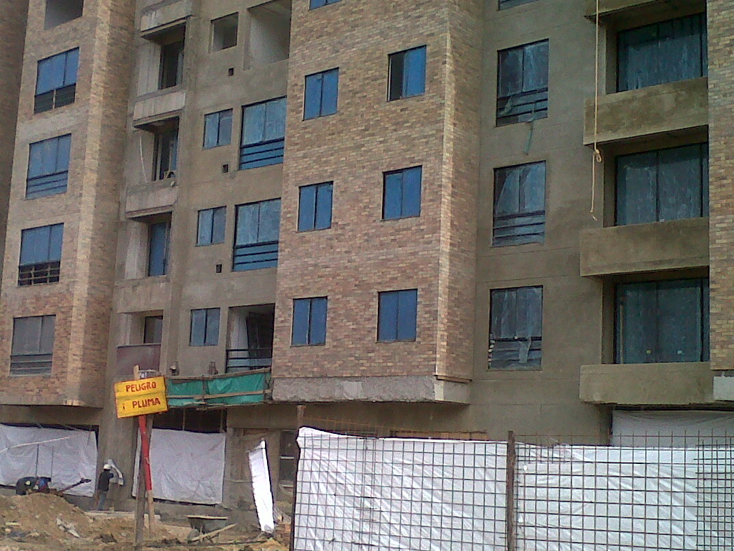 Edificio residencial en obra con protección PDS aplicada en fachada