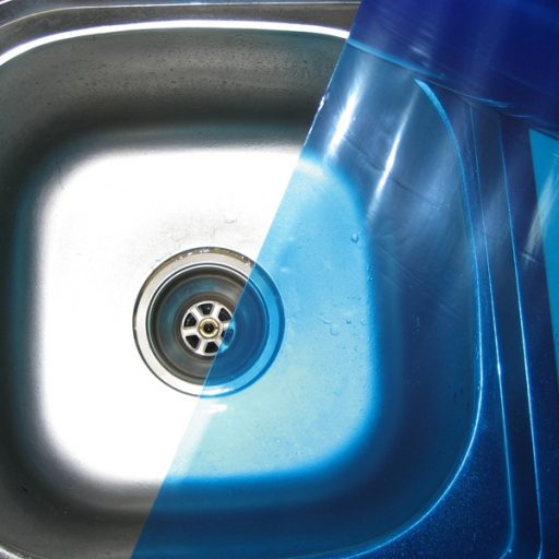 Lavaplatos de acero inoxidable, la mitad cubierta con película protectora azul y la otra mitad al descubierto