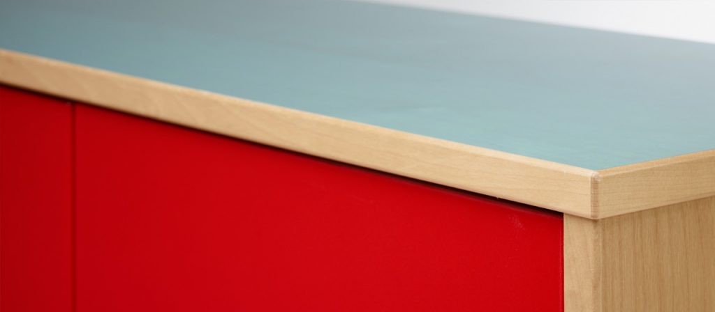 Canto de un mueble laminado con película protectora sobre la superficie